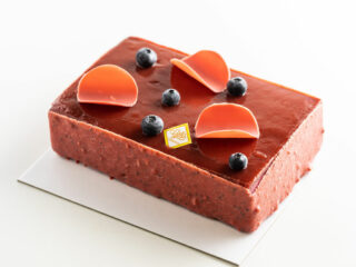 Entremet, rubis au cassis, fraise et citron