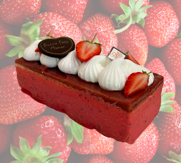Gâteau fête des mères Maison Gélis à Carbonne avec mousse fruits rouges, biscuit madeleine et macarons vanille.