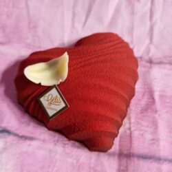 Cœur en chocolat noir garni de guimauve vanille, décor velours rouge, spécial Saint-Valentin, fabrication artisanale Maison Gélis