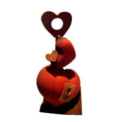 Pièce artistique en chocolat en forme de cœur avec une clé, création artisanale pour la Saint-Valentin.