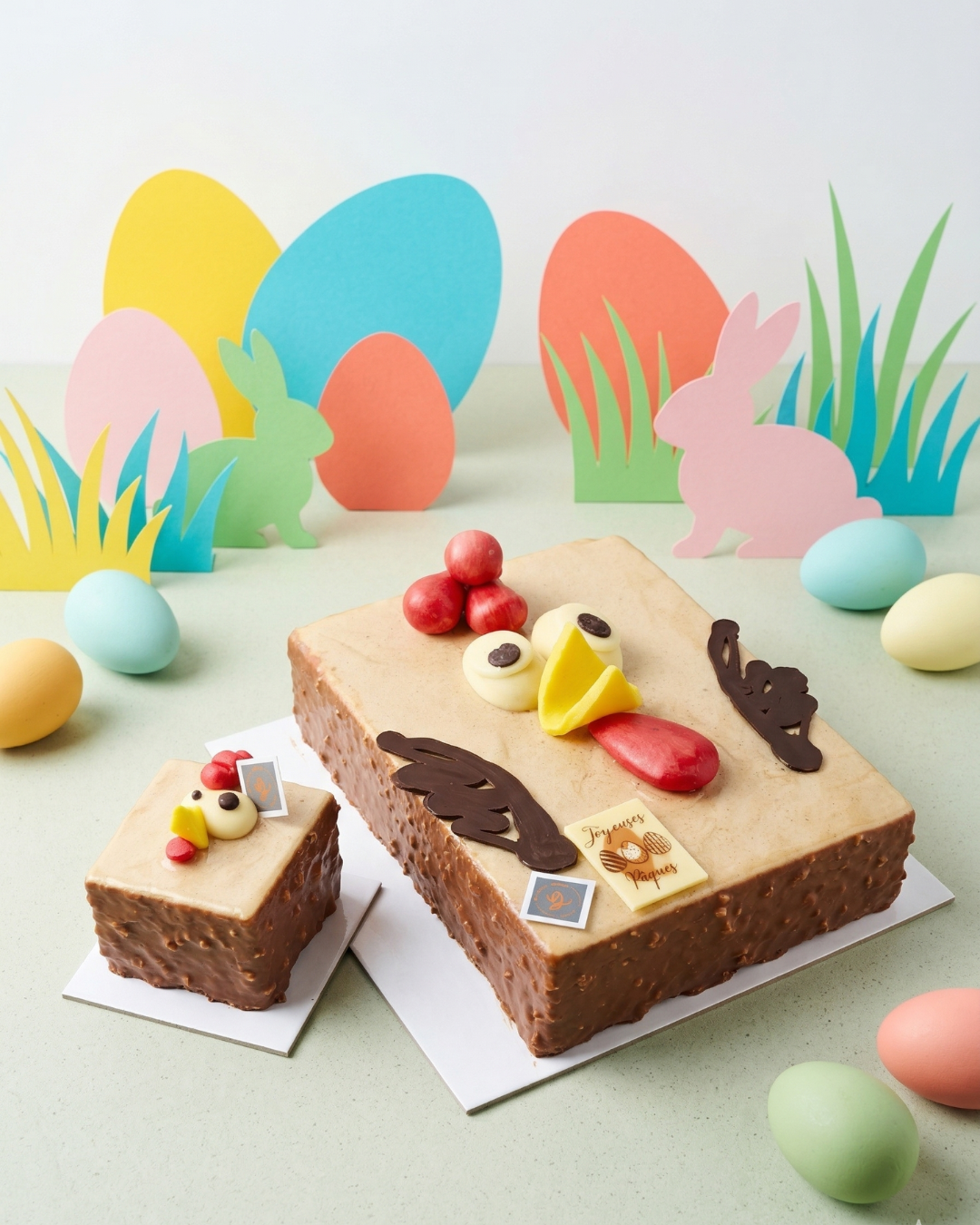 Gâteau de Pâques praliné citron vert avec décor chocolat et œufs colorés