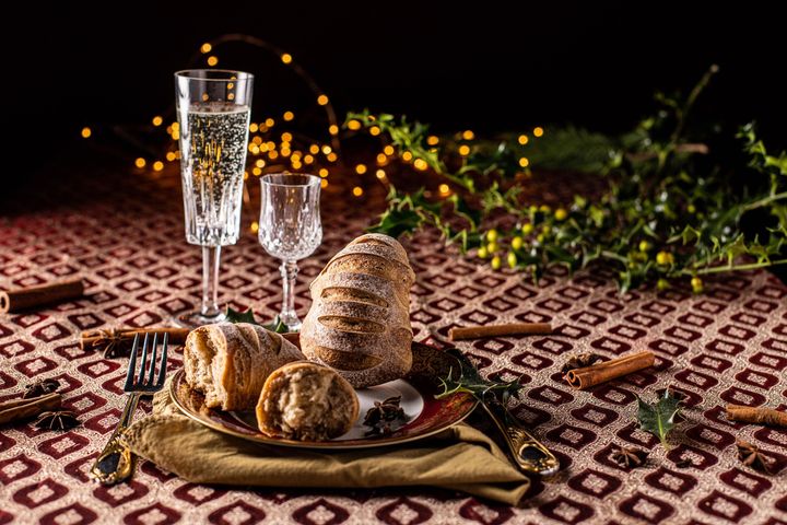 Table de fête décorée avec des petits pains aux épices en forme de sapin, une création gourmande de la Maison Gélis pour les repas de Noël.