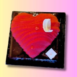 Entremets cœur Saint-Valentin au praliné croustillant, mousse gianduja, compotée poire framboise et crémeux Dulcey, fabrication artisanale Maison Gélis