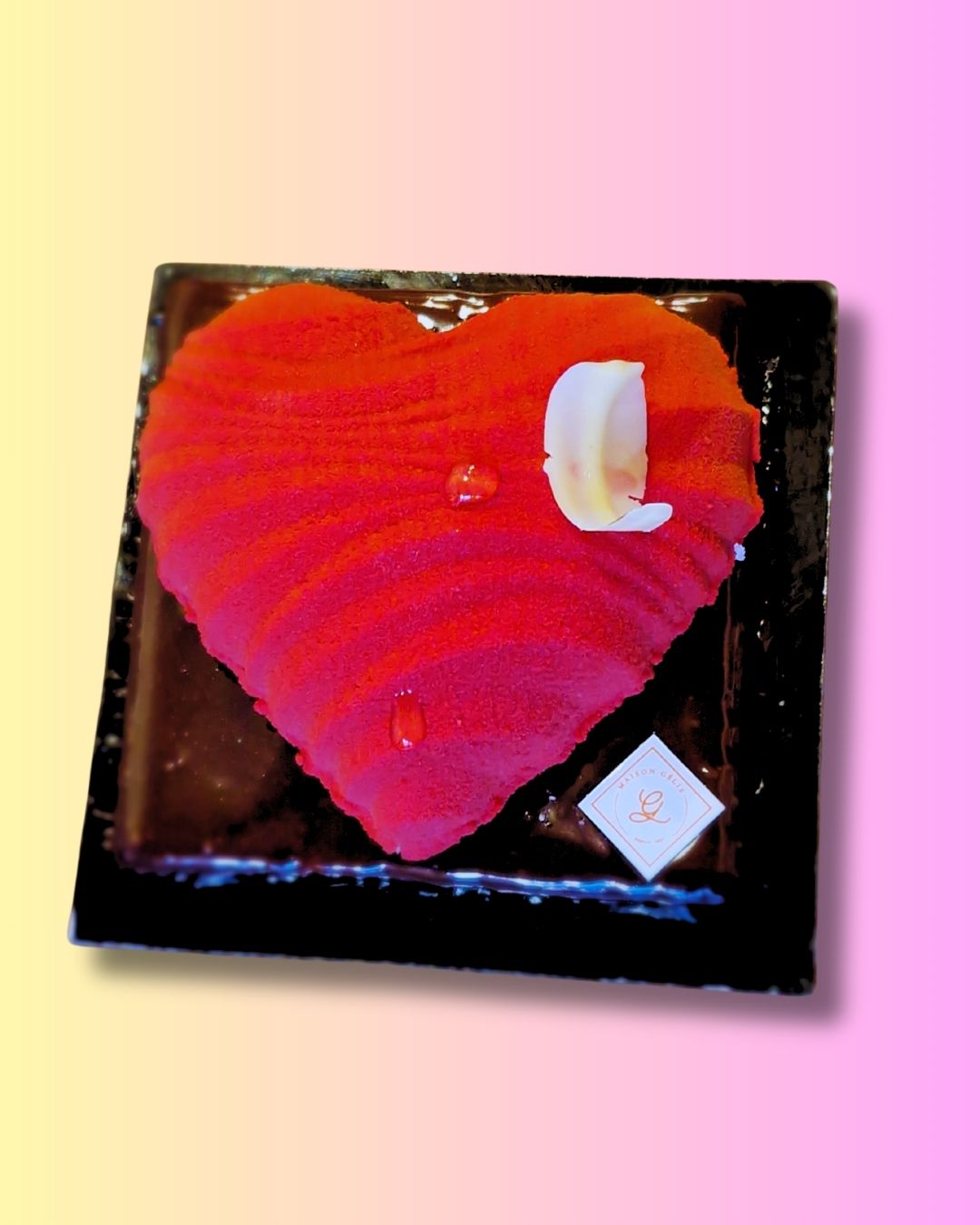 Entremets cœur Saint-Valentin au praliné croustillant, mousse gianduja, compotée poire framboise et crémeux Dulcey, fabrication artisanale Maison Gélis