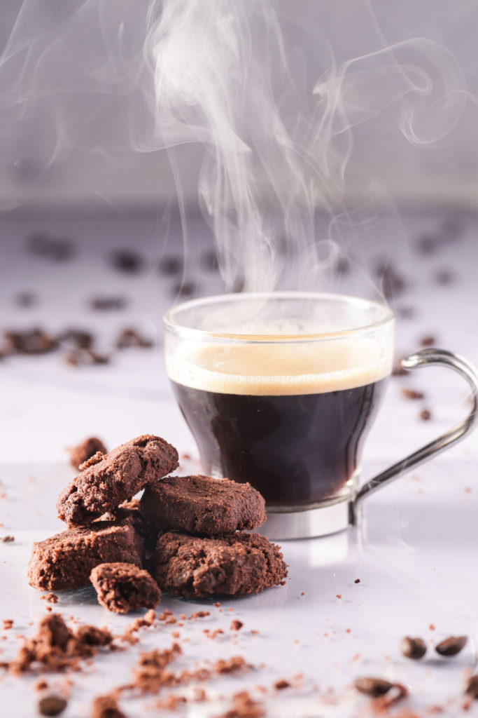 Tasse à café avec sablés au chocolat