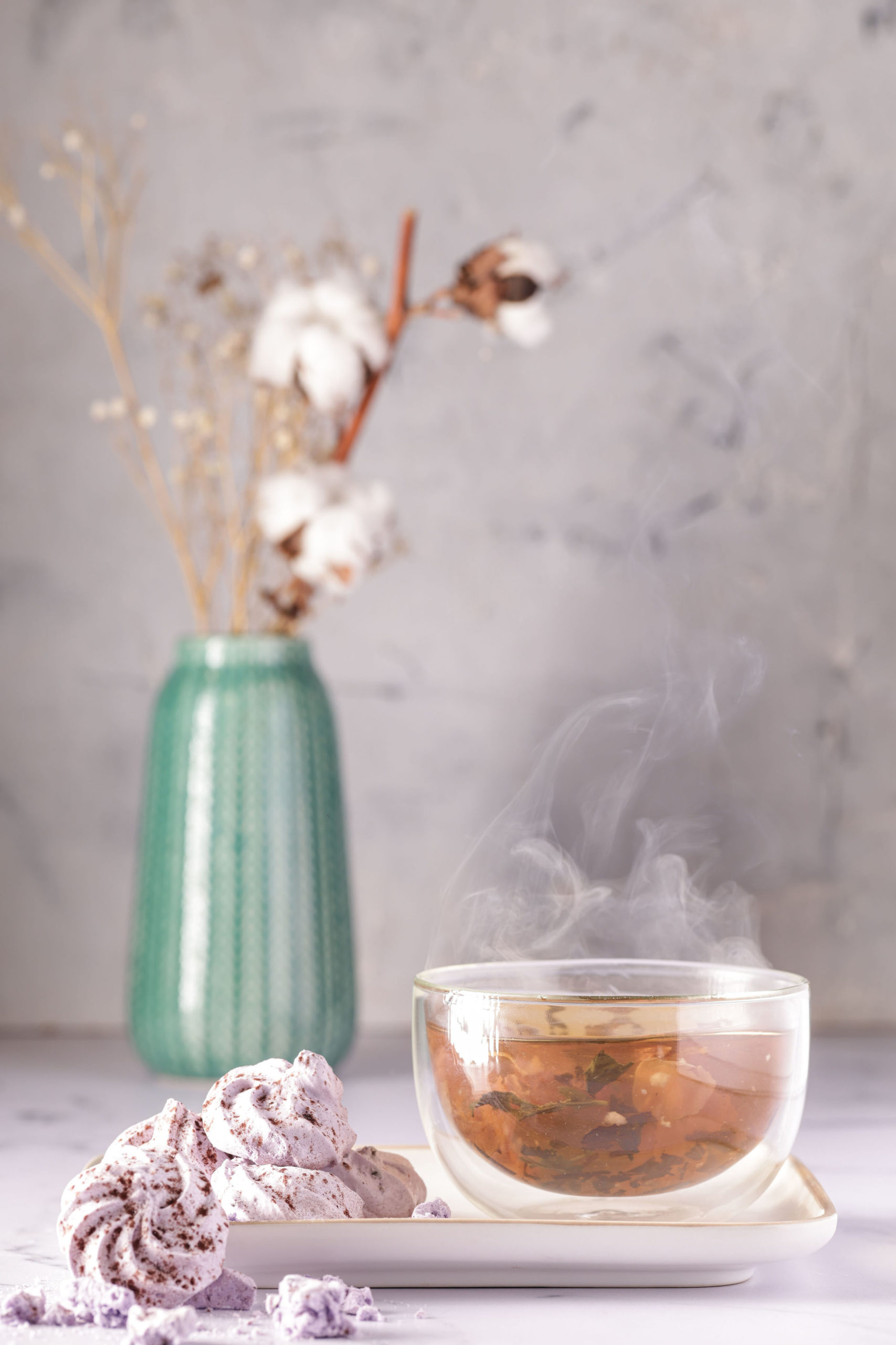 Tasse de thé chaude avec meringues à la violette