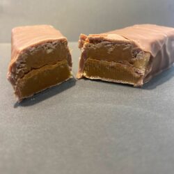 barre chocolatée caramel et cacahuètes