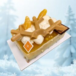 bûche Brume Céleste de la Maison Gélis, avec coulis mandarine–citron, mousse verveine, segments de mandarine et décor de croisillons en chocolat blond, naturellement sans gluten.