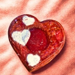 Viennoiserie en forme de cœur feuilletée pur beurre, garnie de gelée de fruits rouges, spécial Saint-Valentin, fabrication artisanale La Maison Gélis