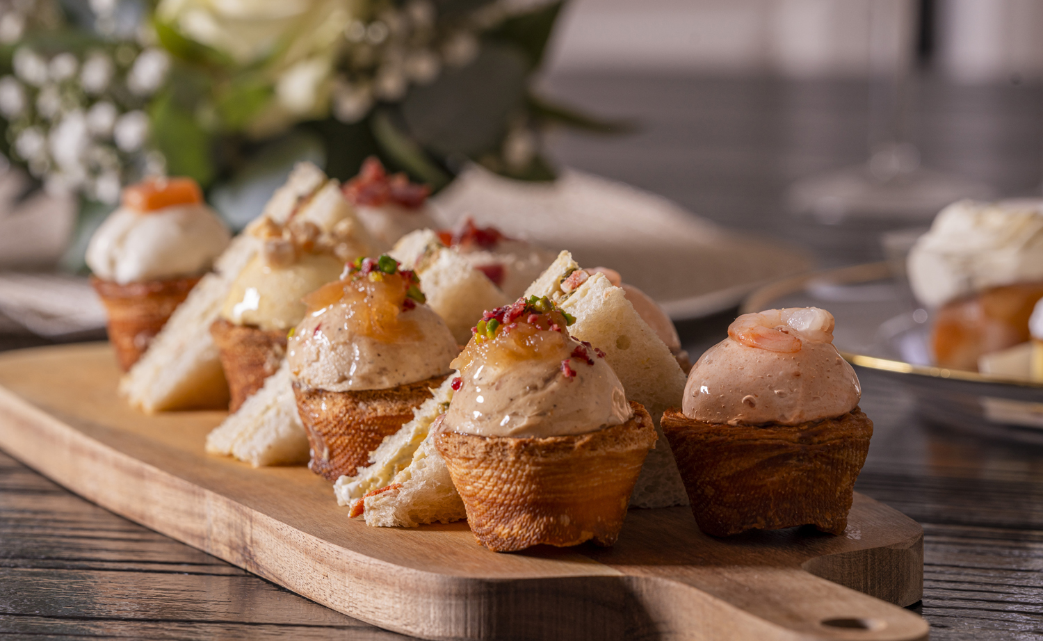 Plateau de bouchées cocktail comprenant des minis rolls, verrines et pains surprise, parfait pour vos repas de fêtes et réveillons.