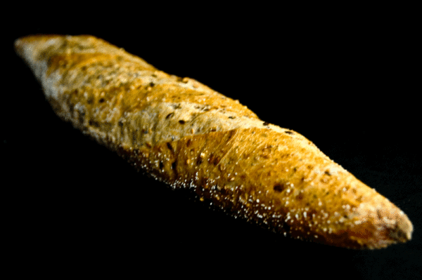 Baguette artisanale aux graines de chia, courge, lin et tournesol, croustillante et dorée, en vente à Carbonne.