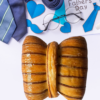 Viennoiserie artisanale en forme de nœud papillon garnie d’un coulis de chocolat
