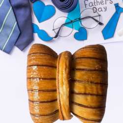 Viennoiserie artisanale en forme de nœud papillon garnie d’un coulis de chocolat
