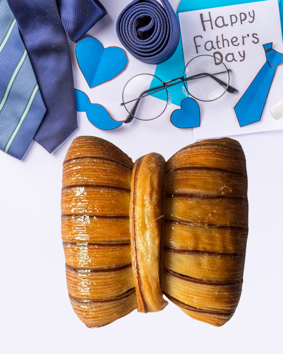 Viennoiserie artisanale en forme de nœud papillon garnie d’un coulis de chocolat