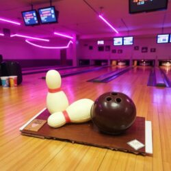 Jeu de bowling en chocolat avec quilles blanches, boule noire et piste en chocolat au lait – création originale Maison Gélis pour la fête des pères